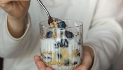 Een bakje yoghurt met fruit erin.