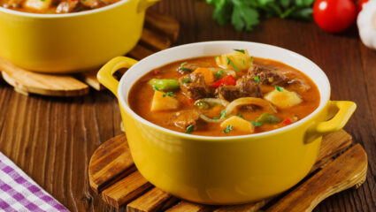 Een stoofgerecht op tafel.