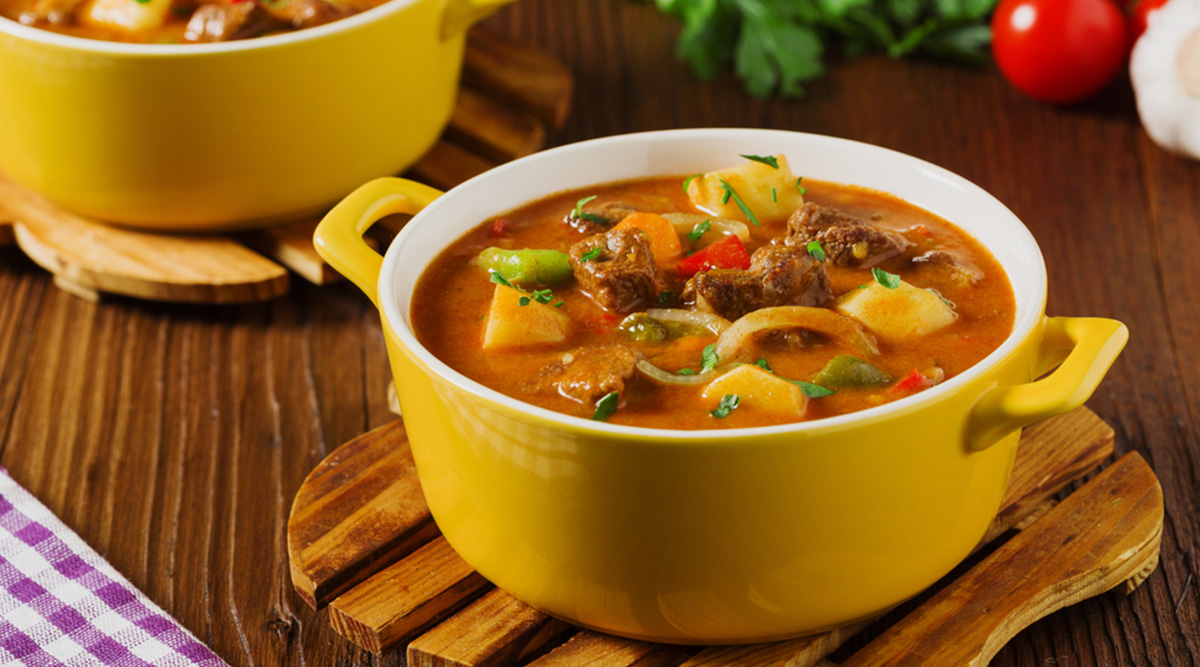 Een stoofgerecht op tafel.