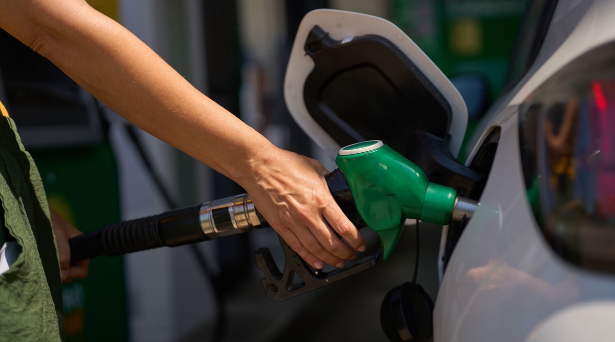 Iemand is zijn auto aan het tanken.