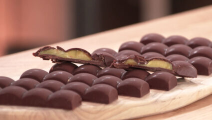 Bak mee met MAX: chocoladereepjes met pistache-karamelvulling