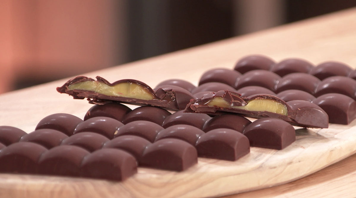 Bak mee met MAX: chocoladereepjes met pistache-karamelvulling