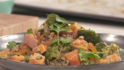 Kook mee met MAX: kruidige linzensalade met geroosterde pompoen en broccoli