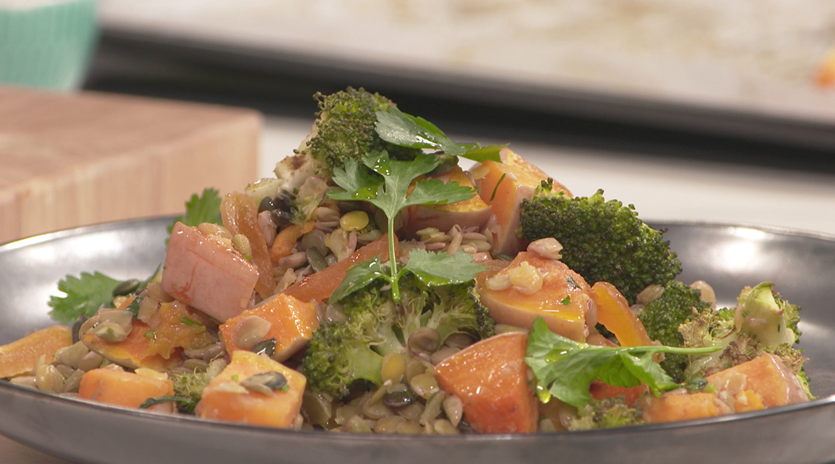 Kook mee met MAX: kruidige linzensalade met geroosterde pompoen en broccoli