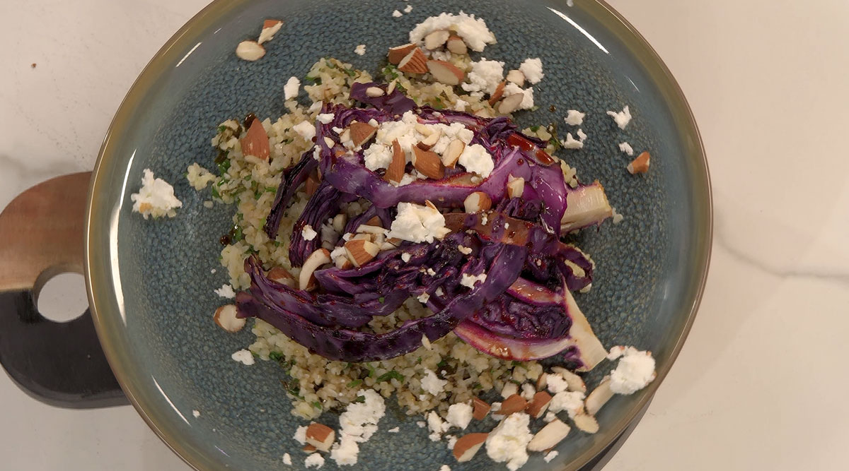 Kook mee met MAX: kruidige bulgur met geroosterde rodekool, feta en granaatappelmelasse