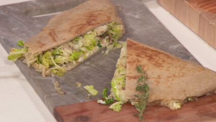 Kook mee met MAX: hartige pannenkoek met wintergroenten en geitenkaas