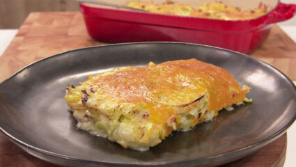 Kook mee met MAX: Franse aardappelgratin met prei en kipgehakt.