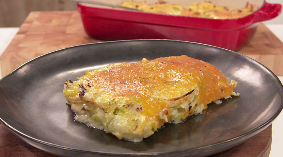Kook mee met MAX: Franse aardappelgratin met prei en kipgehakt.