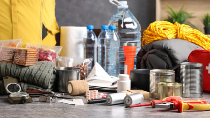 De uitrusting van een noodpakket.