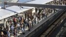 drukke-trein-eerste-klas-Shutterstock_605530514-1200×667 Mensen staan op het perron op de trein te wachten.