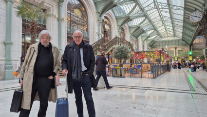 Maarten van Rossum en Philip Freriks voor het programma Maarten & Philip op het spoor door Europa