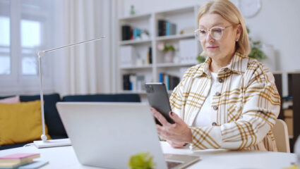 Vrouw scant QR-code op website