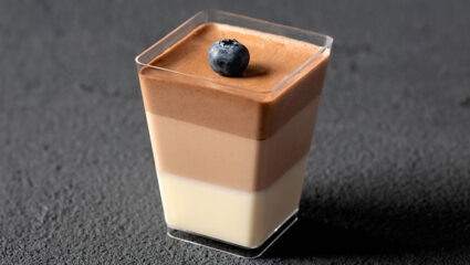 3 kleuren chocolademousse in een glaasje.