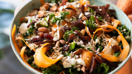 Boerenkoolsalade met abrikozen en notendressing van Sandra Ysbrandy.