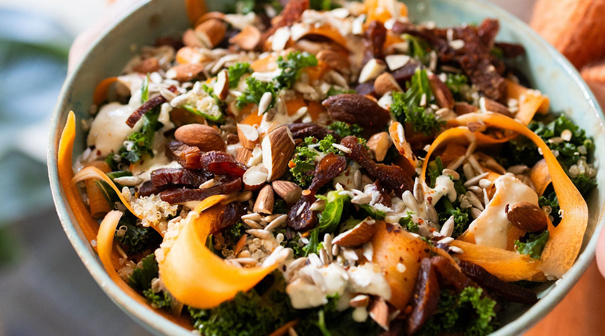 Boerenkoolsalade met abrikozen en notendressing van Sandra Ysbrandy.