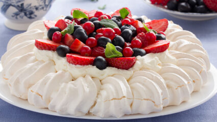 Pavlova met rood fruit.