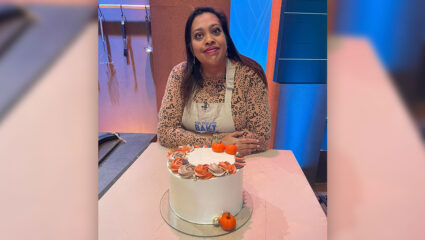 Tracy met haar red velvet taart.