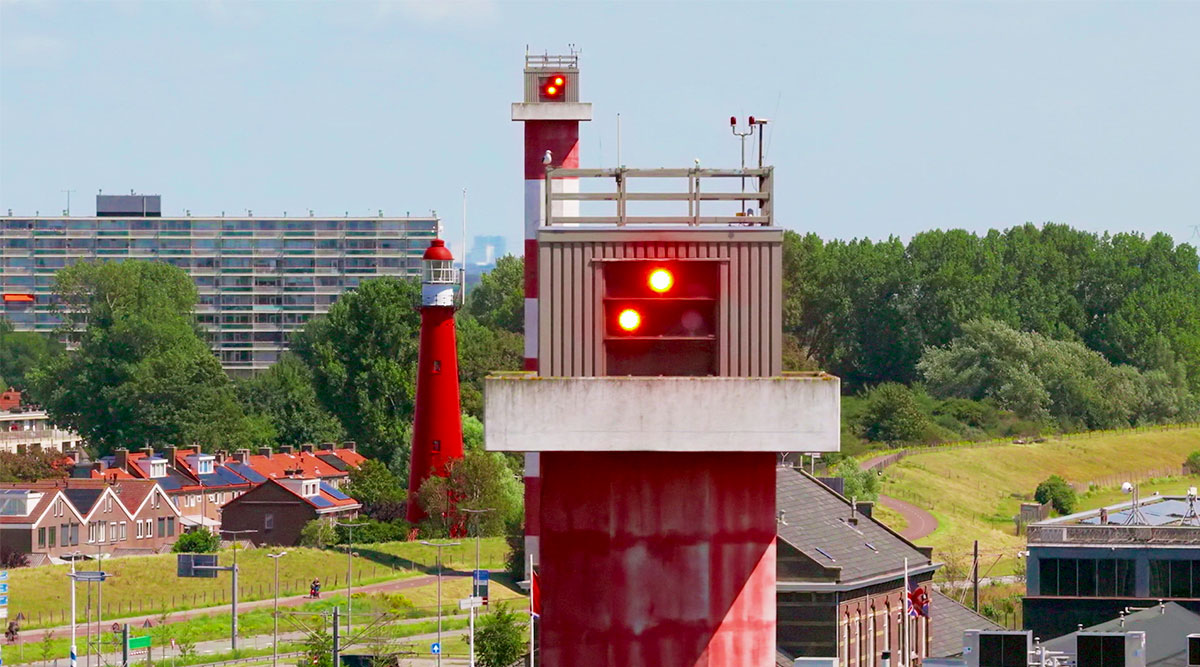 De lichtlijnen en de vuurtoren van Hoek van Holland.