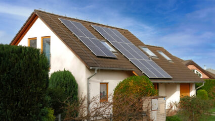 Zonnepanelen op het dak van een huis.