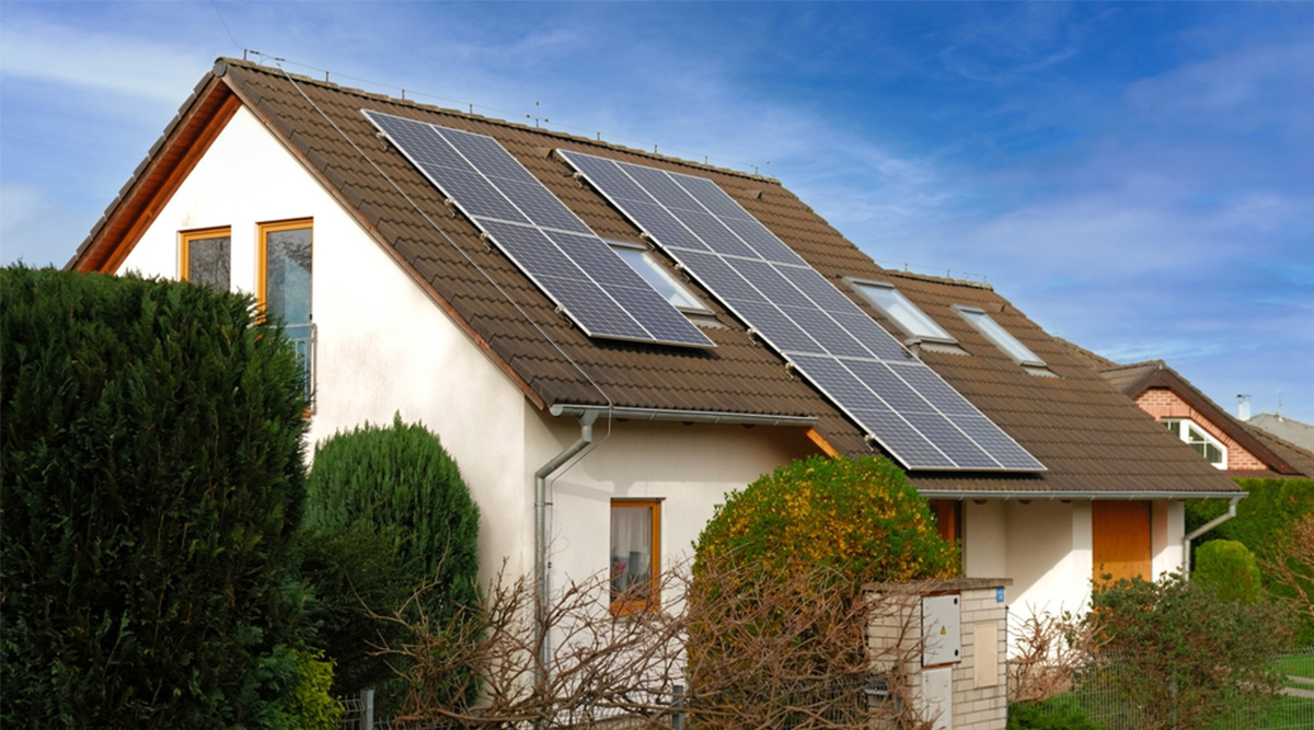 Zonnepanelen op het dak van een huis.