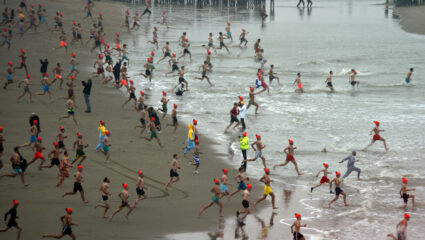 Puzzel: maak de nieuwjaarsduik bij Scheveningen compleet.