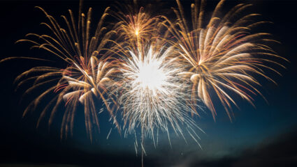 Puzzel: maak het vuurwerk boven zee compleet.