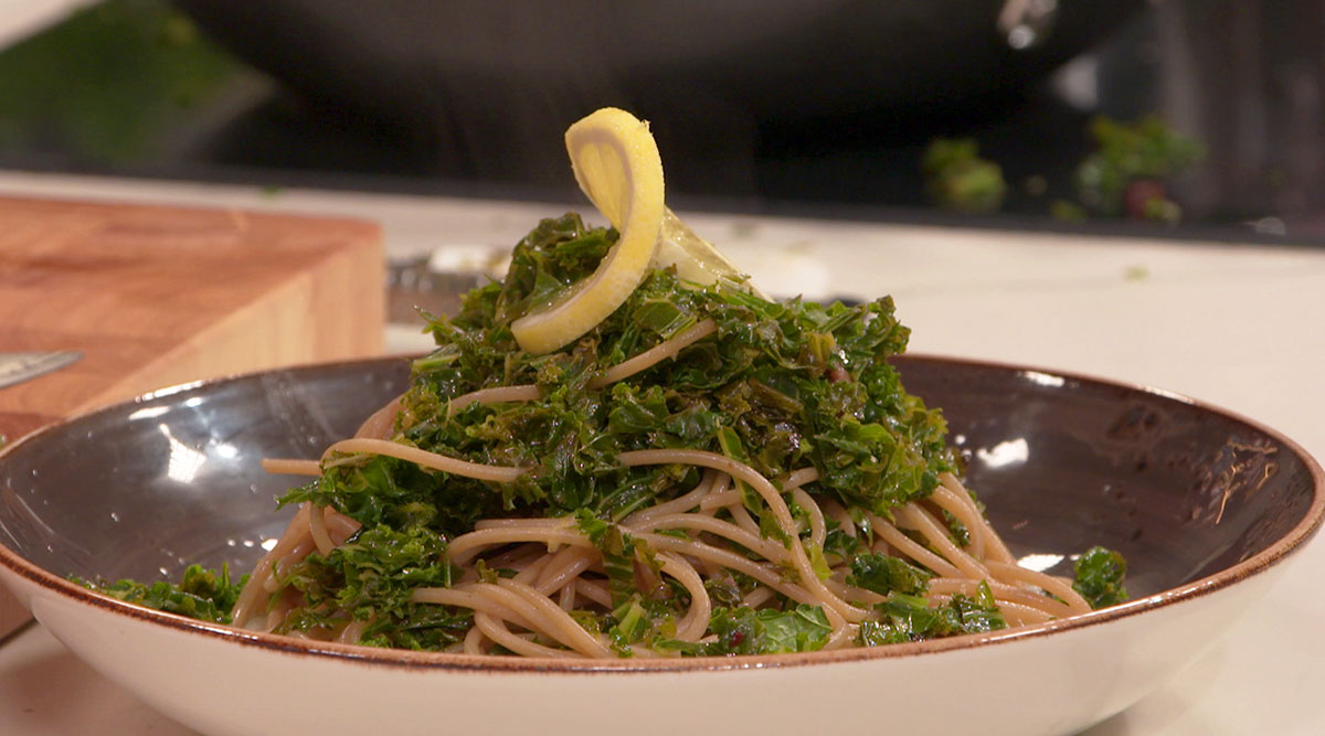 Kook mee met MAX: pasta met ansjovis, boerenkool en citroen.