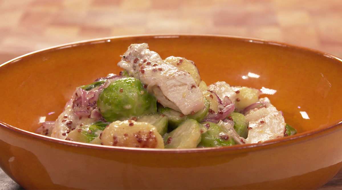 Kook mee met MAX: gebakken gnocchi met kipfilet en spruitjes in mosterd-roomsaus