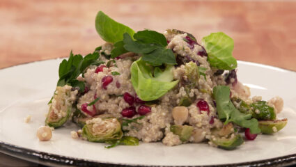 Kook mee met MAX: winterse salade van geroosterde spruitjes en granaatappel