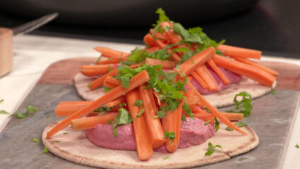 Kook mee met MAX: zelfgemaakte speltwraps met bietenhummus en geroosterde wortel