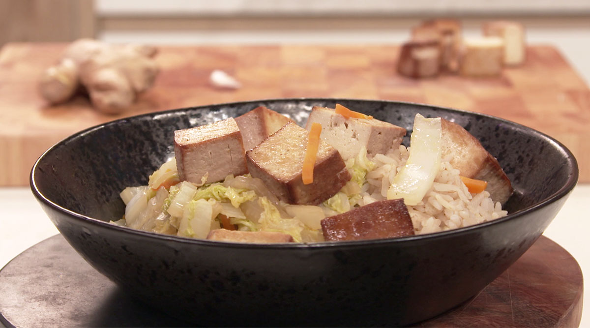 Kook mee met MAX: stoof van Chinese kool en gerookte tofu
