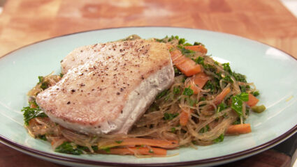 Kook mee met MAX: oosterse geroerbakte boerenkool met tonijnsteak.