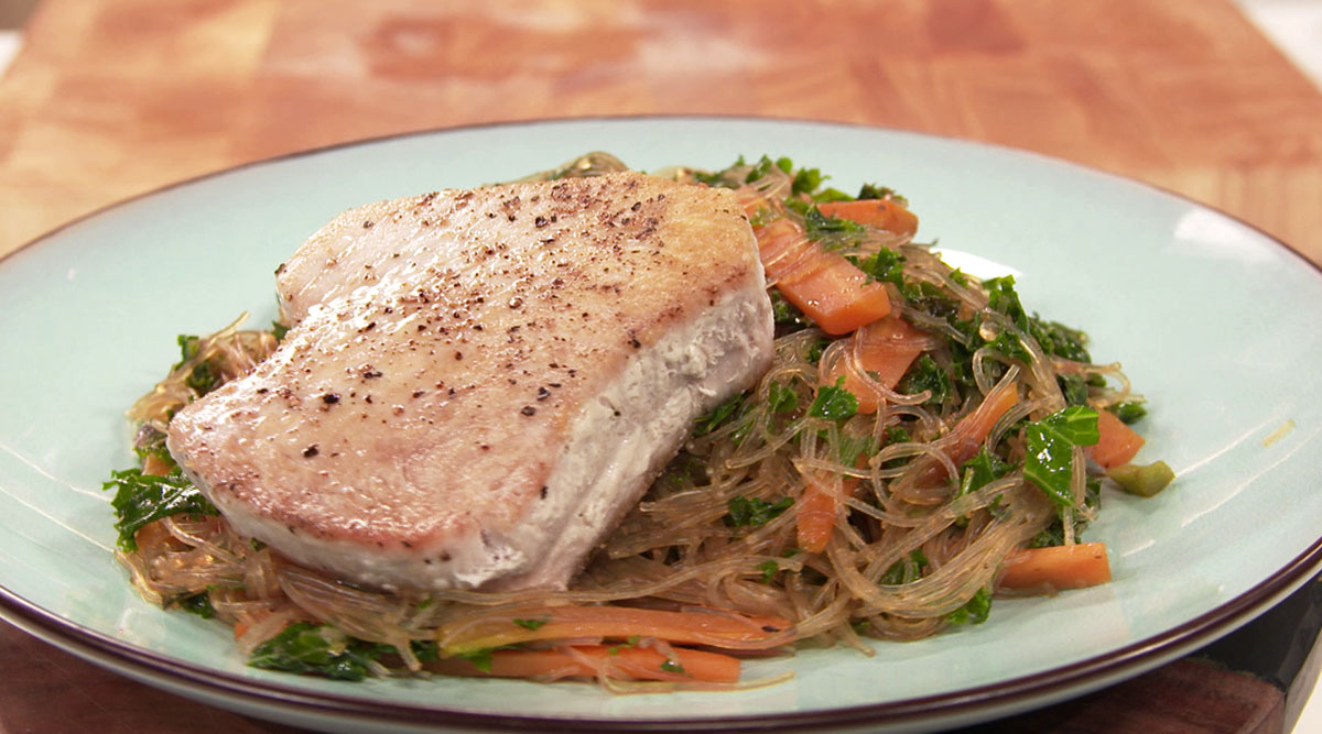 Kook mee met MAX: oosterse geroerbakte boerenkool met tonijnsteak.