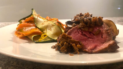 Ossenhaas met truffel en gewokte wortel en courgettelinten van Adje Middelbeek