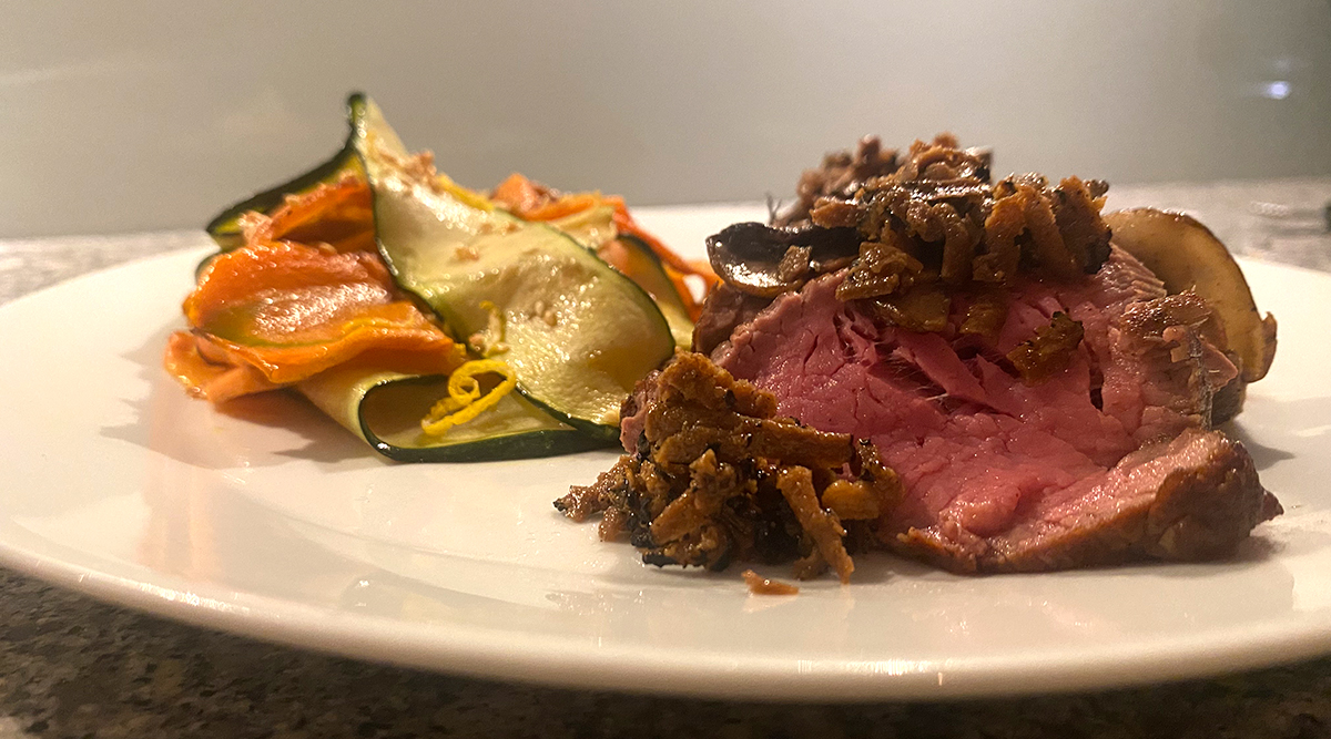 Ossenhaas met truffel en gewokte wortel en courgettelinten van Adje Middelbeek