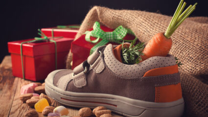 Kind heeft schoen gezet voor Sinterklaas.