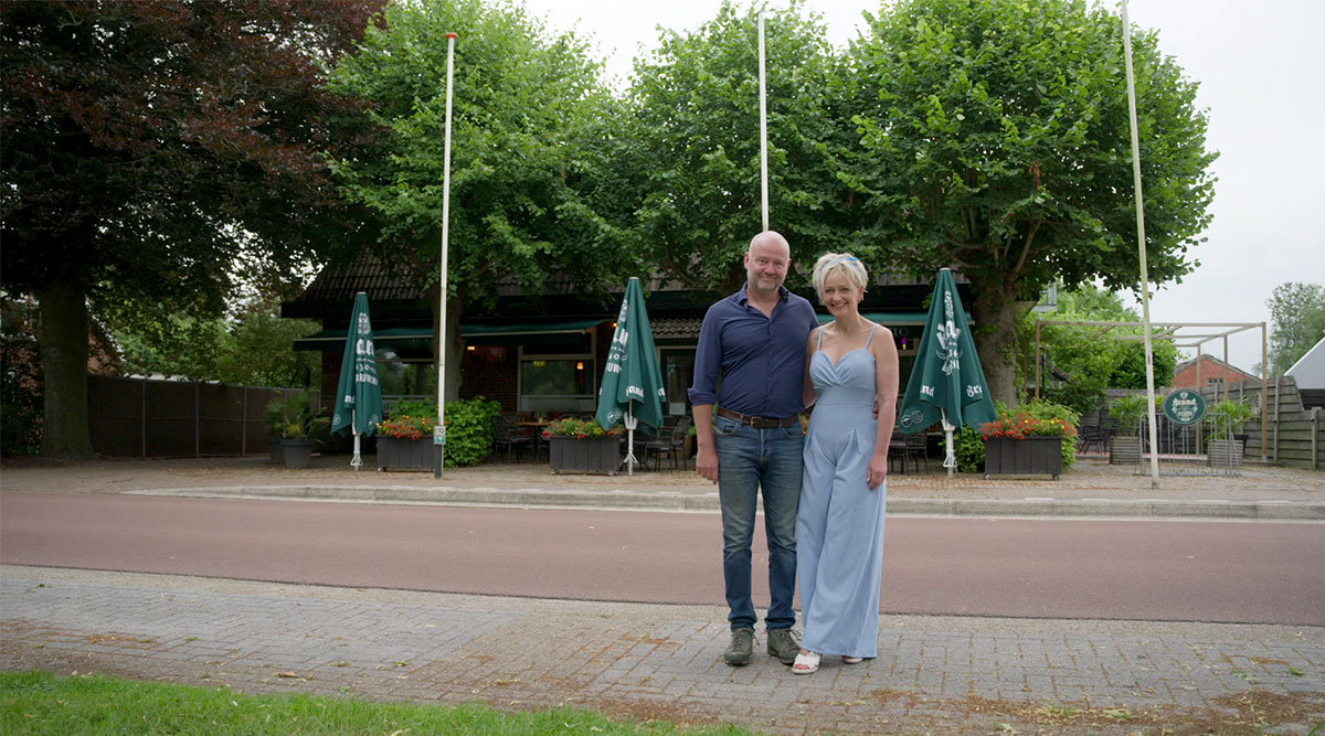 Jos en Alieneke staan voor hun Bed & Breakfast.