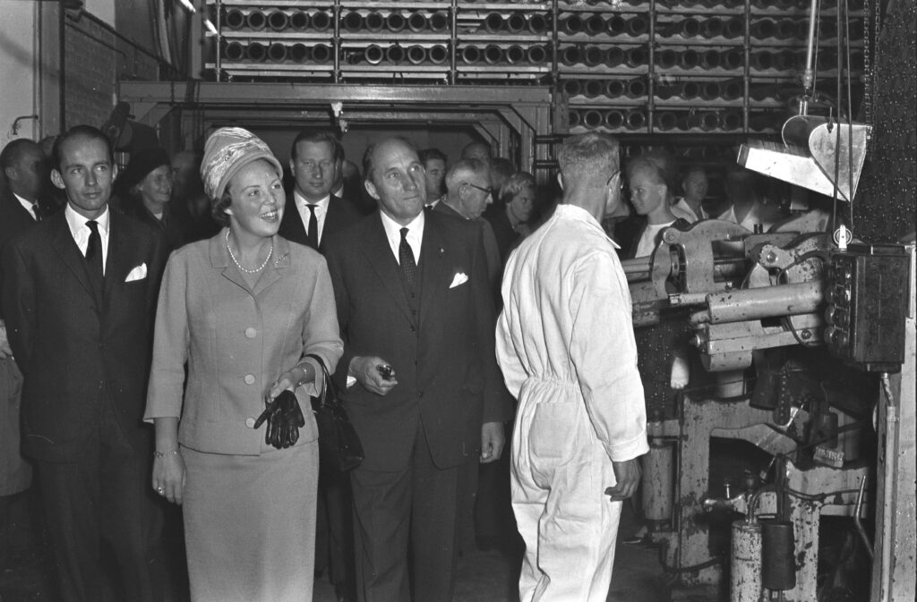 Prinses Beatrix bezoekt een koninklijke textielfabriek