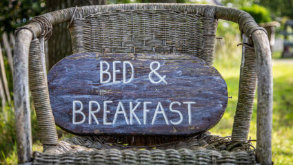 Een bord met de tekst Bed & Breakfast erop.