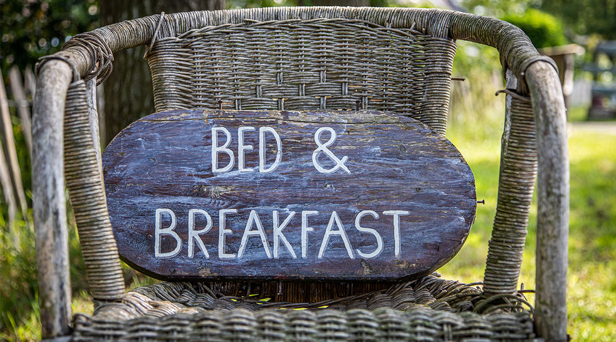 Een bord met de tekst Bed & Breakfast erop.