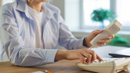 Communicatie is voor jong en oud lastig, dame belt