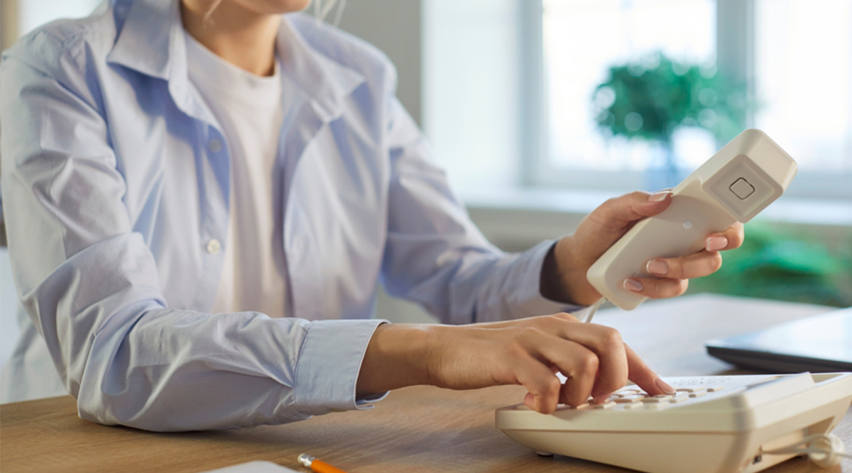 Communicatie is voor jong en oud lastig, dame belt