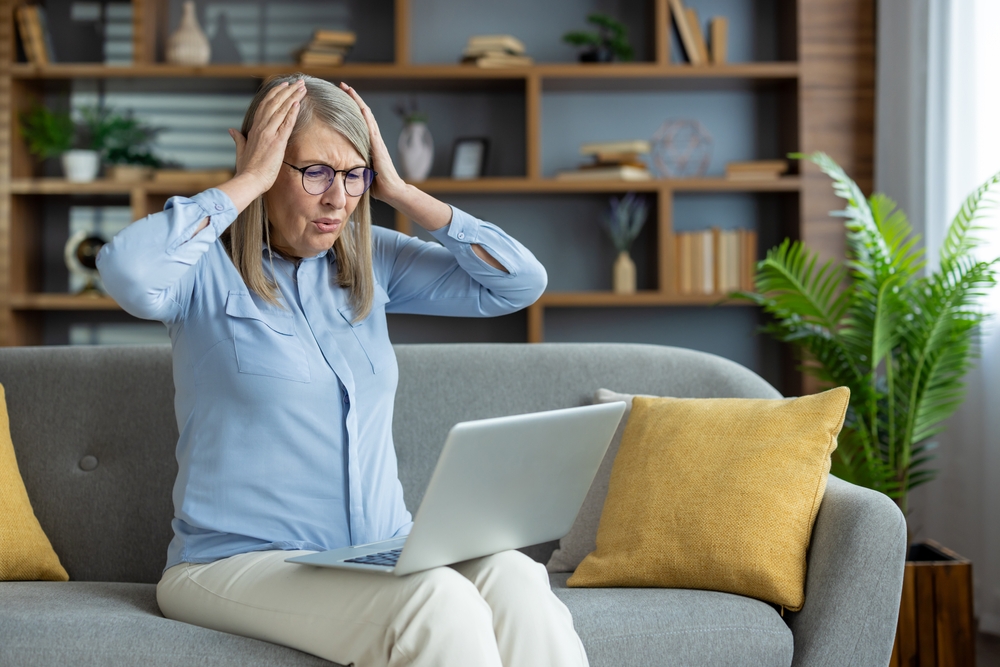 Een mevrouw is slachtoffer van cybercrime.
