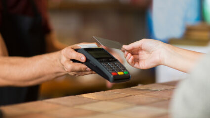 Mevrouw doet een betaling met haar pas.