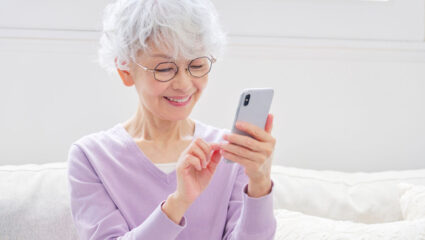 Vrouw haalt verwijderde e-mail terug op haar mobiel