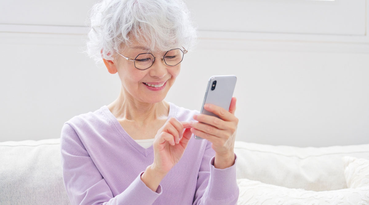 Vrouw haalt verwijderde e-mail terug op haar mobiel