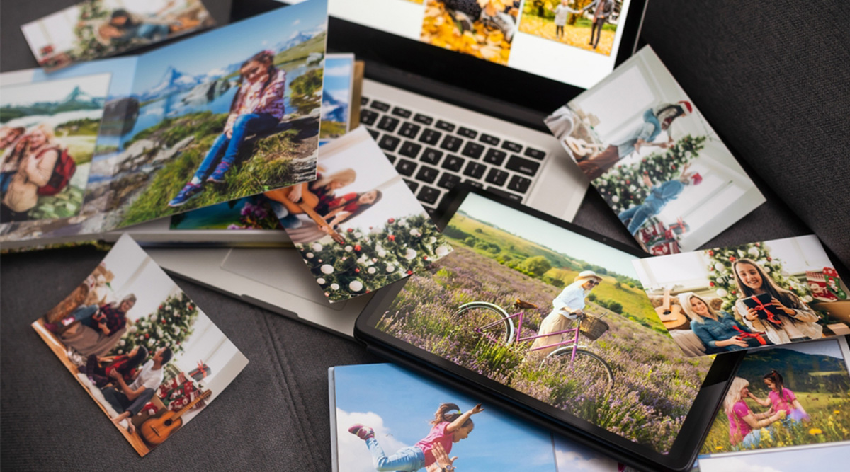 Een laptop en tablet met verschillende foto's eromheen.