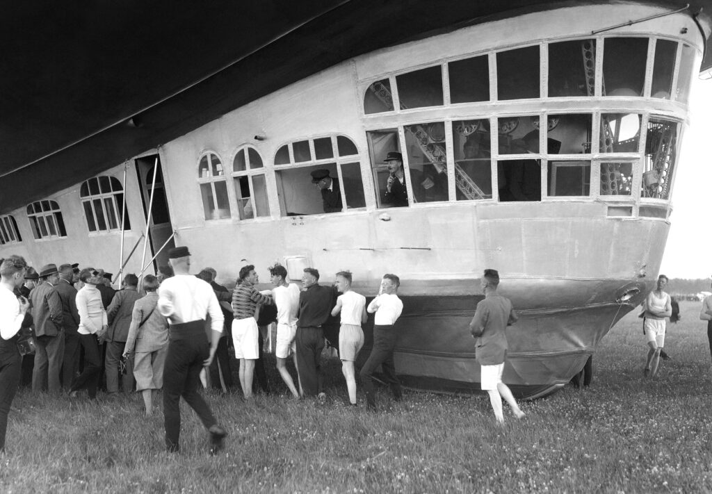 De Graf Zeppelin landt op het vliegveld Twente in Enschede