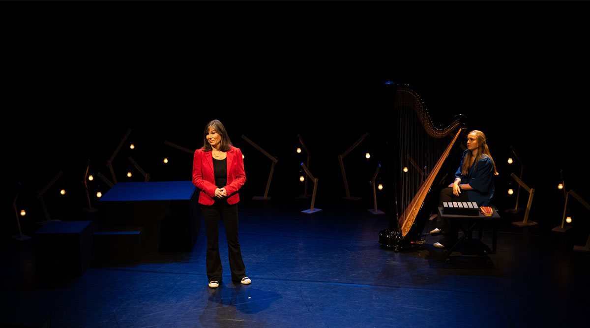 Debby Petter op het podium met Emma Finkers in Afslag Gewist.