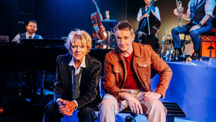 De poster voor de voorstelling Vooruit met Simone Kleinsma en Paul Groot.